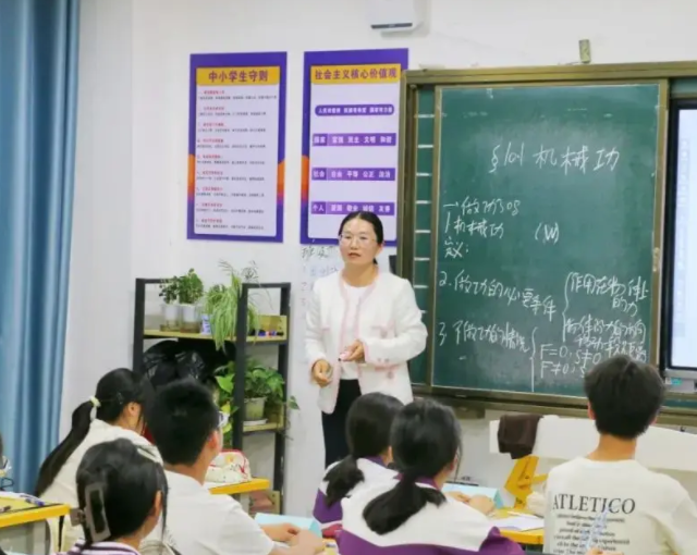 将中学理念贯穿一直出现出一堂堂精彩纷呈的课程 将中学理念贯穿一直出现出一堂堂精彩纷呈的课程