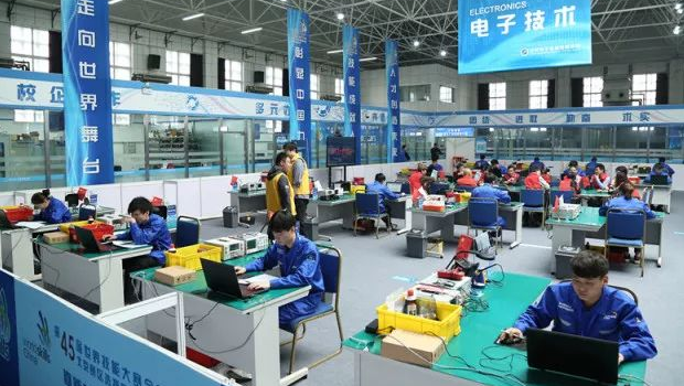 技巧训练等而现代生计教育则强调将专业学习与职业开展深度交融 技巧训练等而现代生计教育则强调将专业学习与职业开展深度交融