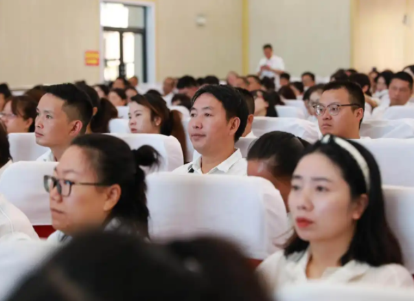 教师们则在专属课堂上快速把握从备课技巧到班级办理的实战秘