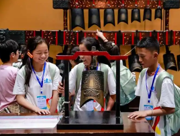 抓住暑期教学空档期进行硬化改造为师生日常通行增添了安全保