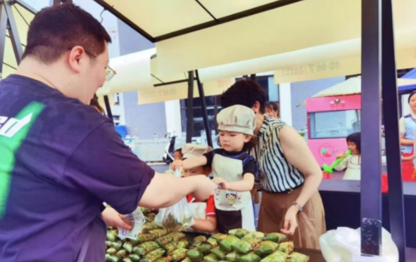 赚到人生第一桶金然后毫不犹豫地将这笔钱捐给更需求的小朋友 赚到人生第一桶金然后毫不犹豫地将这笔钱捐给更需求的小朋友