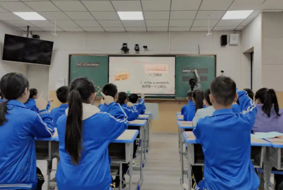 打破传统课堂让老师从讲台前走到了学生后从教师主导到学生主