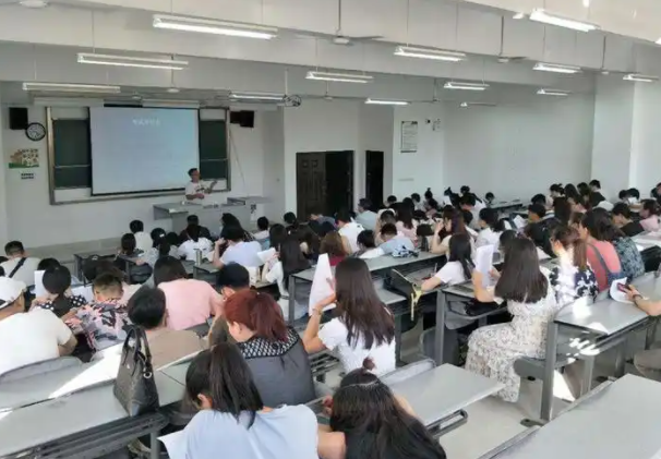 考核点评机制铸造高素质专业化教师队伍为品质建造注入教育动