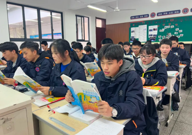 <b>减轻课业负担促进学生全面发展研讨会采用人机协同议课形式</b>