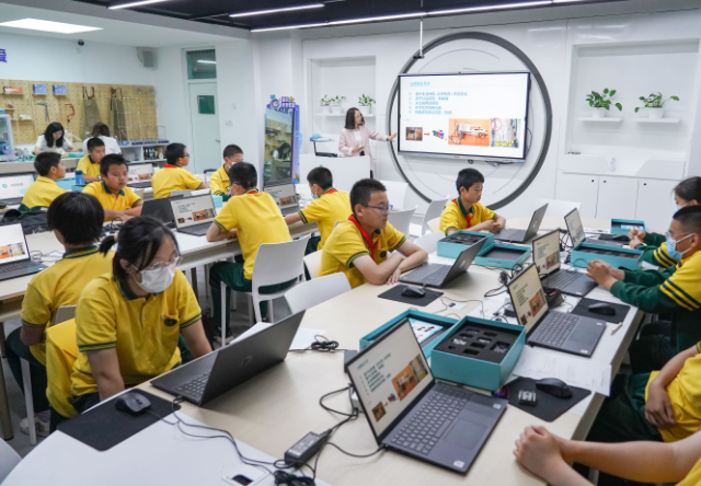 教师们焕宣布如此的热情和创造力的氛围在校园里弥漫开来