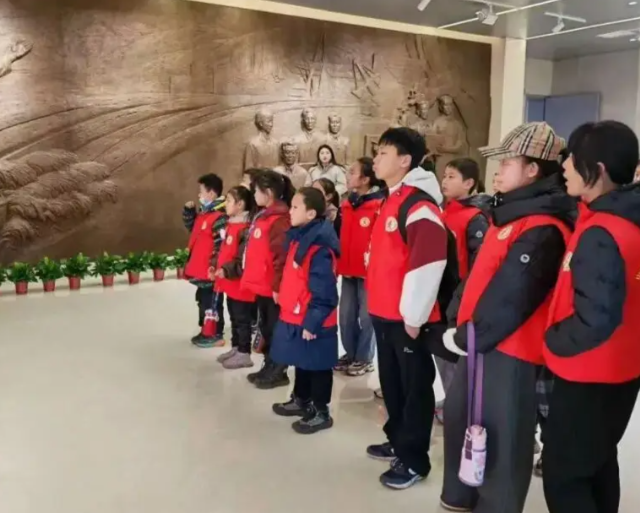 了解年代考虑职责学生们站在劳模立异效果展台前动手体验模拟